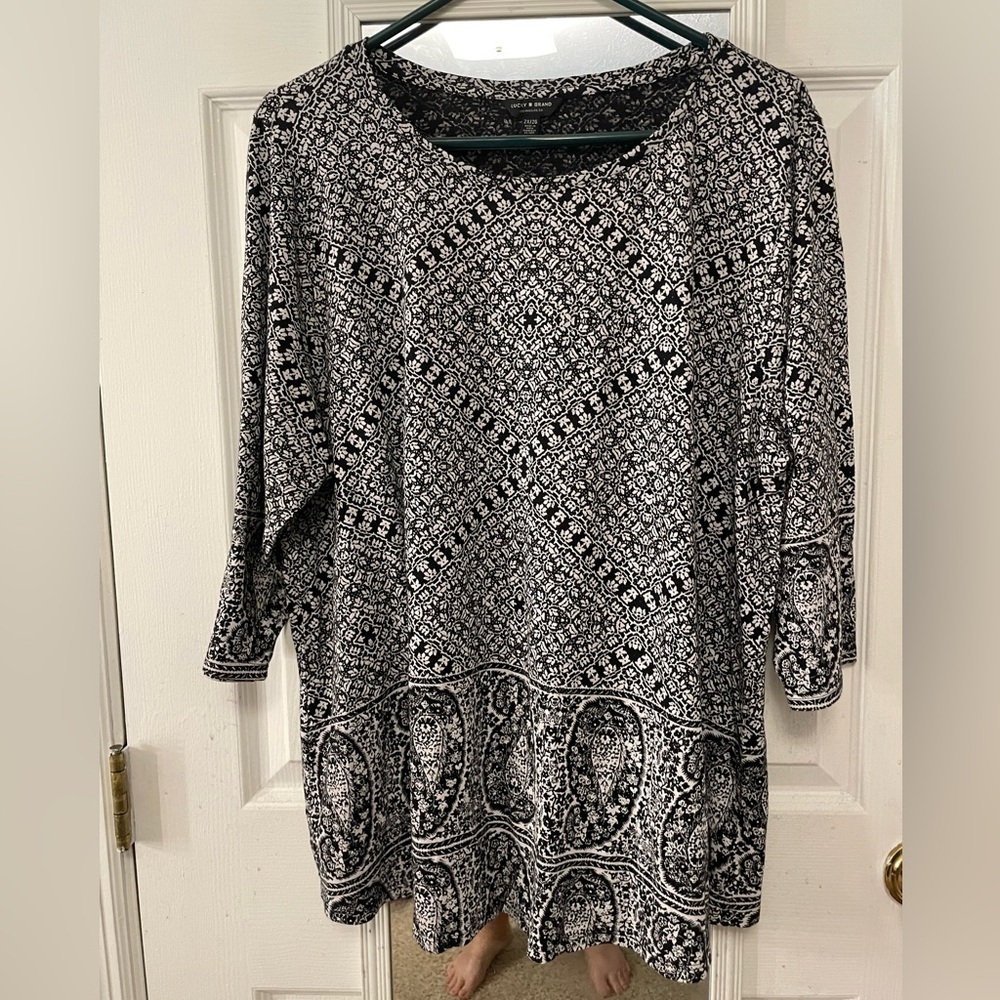 🐥Black and White Print 2X Lucky Top